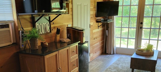 Delightful Couples Cabin Close to River in Tahlequah