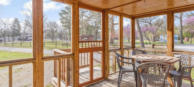 Deluxe cabin at Marval Resort -Sleeps up to 8 guests. Pet Friendly. in Gore