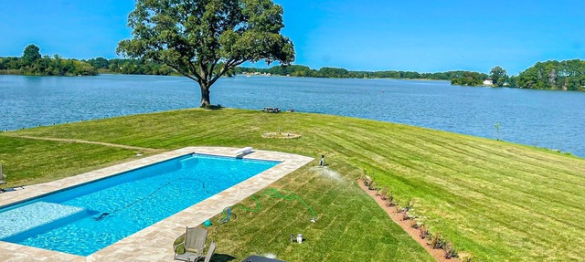 Direct waterfront access to the Chesapeake Bay with pool and hottub in Ridge