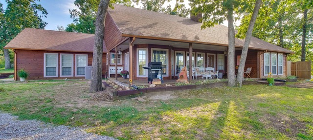 Dock, Views & Grill: Spacious Grand Lake Lodge in Eucha
