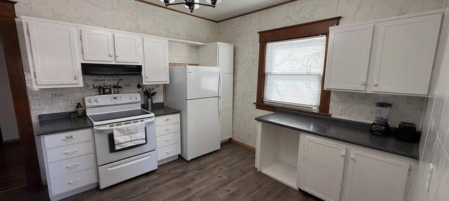 Downtown Creston Hideaway walk-in distance to uptown! in Creston