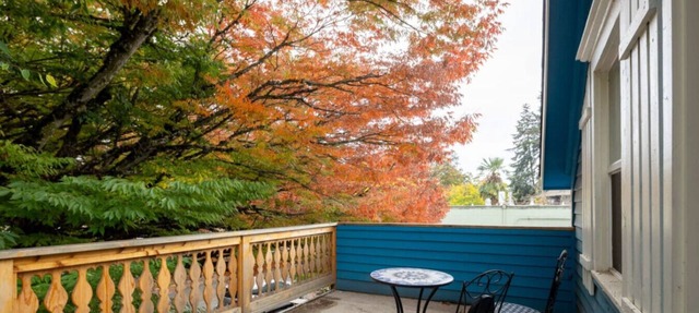 Downtown Studio w/Huge Balcony ·King Bed ·Walkable in Eugene