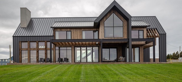 Dream 5 Bedroom Beachfront Vacation Home With Amazing Sunrise Views in North Rustico
