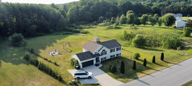 Dream Palace with HOT TUB-Game Room-Fire Pit-5BR-3BA in Traverse City