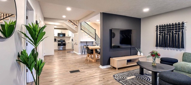 Dundee Delight 3Br2Ba sleeps 9, central Omaha, heart of historical neighborhood in Omaha