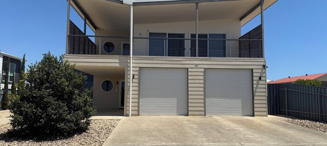 Duttons Point Turton-Beautiful executive property with sea views from balcony in Point Turton