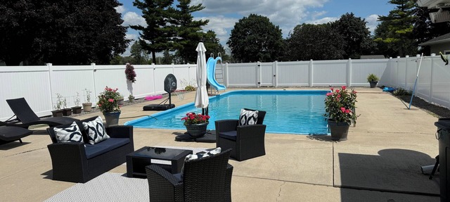 EAA week: Spacious 3 bedroom house w/pool, hot tub, & beautiful river views. n in Winneconne