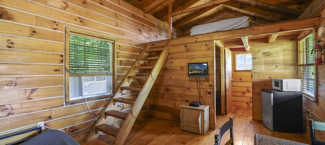 Eagle's Nest Rustic Cabin - The Eagle's Nest Cabin rates are based on 6 guests, Maximum of 6 guest in Rockbridge