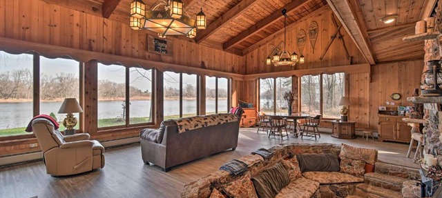 ‘Eagles Nest’ - Baraboo Cabin on Wisconsin River! in Baraboo