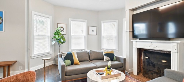 Elegant 7BR 2.5Bath Victorian Gem Sleeps 16+ in Springfield