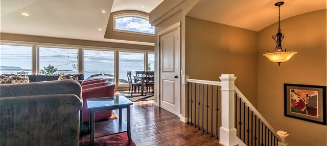 Elevator, Master Suites, Jacuzzi's - steps to the Beach! in Netarts