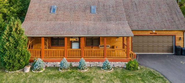 Elina’s Log Cabin, new on the market, steps from Devil’s Lake State Park. in Baraboo