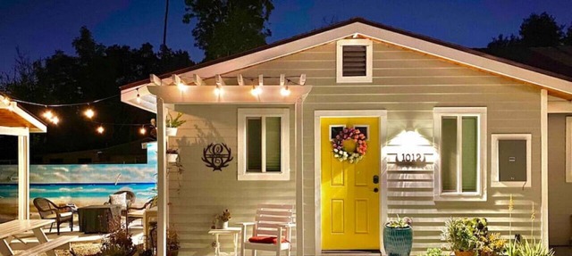 Elmo Hideout, a cozy MOVIE house W/4K projector in Pasadena