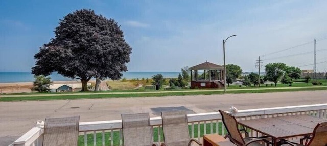 Enjoy Beachfront Living With family! in Racine