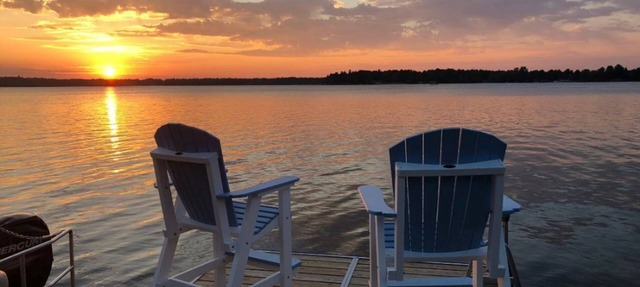 Escape to the Holiday House. Serenity of Sunsets, Lakeside boat dock included. in Lewiston
