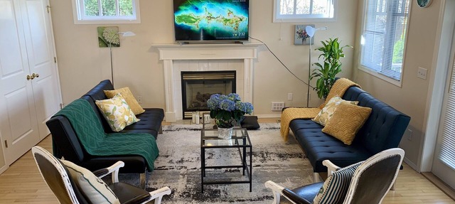 Everything Close by Walk Out Suite 1 Minute to the Lake in Kelowna
