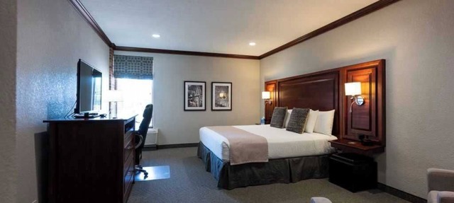 Executive King Handicap Room with Modern Amenities & Breakfast in Hillsdale