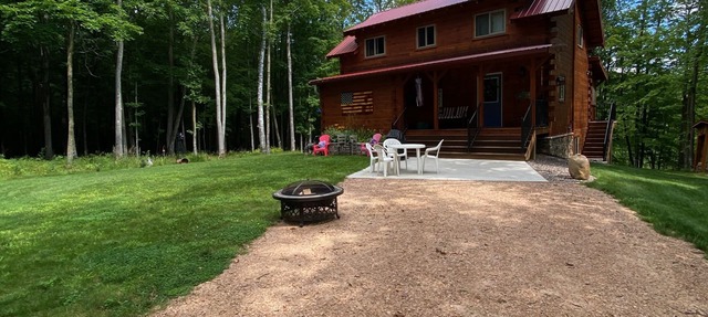 Family log home nestled in the woods just minutes from trails. in Birchwood