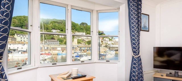 Fantastic river side house with garage parking in Looe