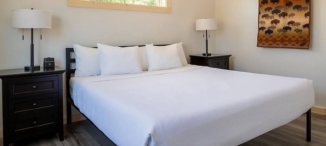 Fantastic Sunsets & the Best Views! Gorgeous Room w/Outdoor Pool & Free Parking in Boardman