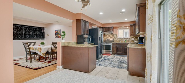Fenced Backyard: Family Getaway in Des Plaines! in Des Plaines