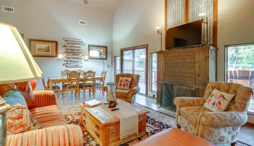 Fire Pit, Peaceful Porch! Family Cabin By Old Town in Helotes