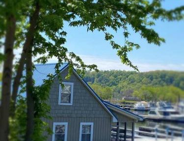 Floating Cottage on the River Nantucket in Savanna