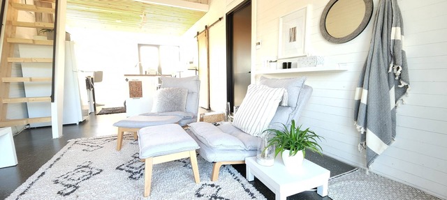 For lovers! Small loft mezzanine with view of the field and horses. in Brome