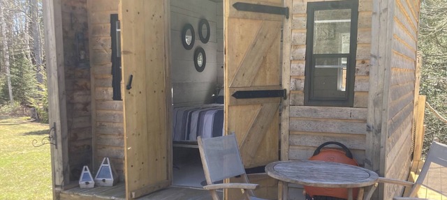 For the folks looking for a rustic getaway. Outdoor gravity fed shower heated☀️ in Hubbards
