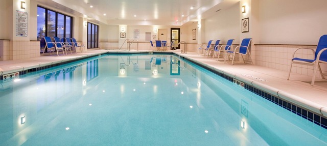 Free Breakfast. Pool. Gym. Close to Aurora Medical Center! in Oconomowoc