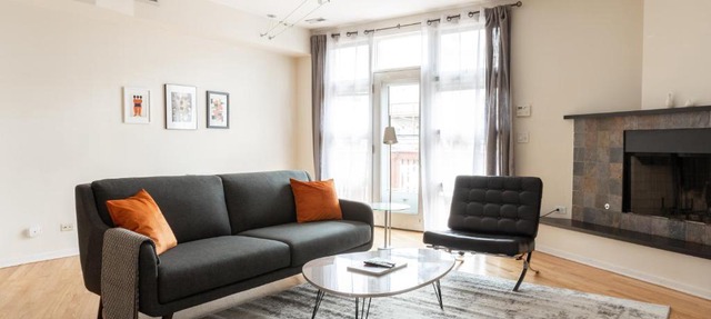 FRONTDESK Spacious 2 BR Apt in Wicker Park in Chicago