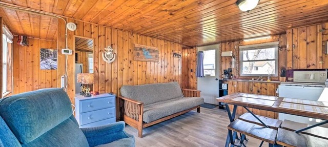 Full Cabin: 21 Steps to the Lake! PET FRIENDLY! in Houghton Lake