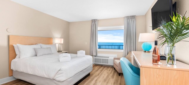 🏖️ Gold Coast Inn | Breathtaking Sunsets w/Lake View ➠ 306 in Traverse City