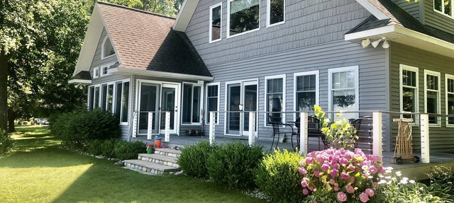 Gorgeous home on sandy beach on West Grand Traverse Bay. Air conditioning. in Northport