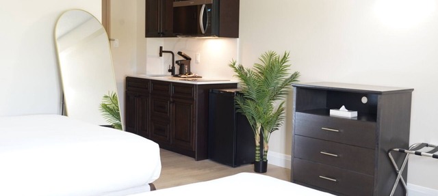 Group Retreat with breakfast included- entire floor - on Niagara River Gorge in Niagara Falls