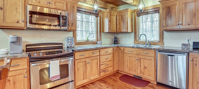 'Happy Haven Hill' Cabin w/Patio & Fire Pit! in Dundee