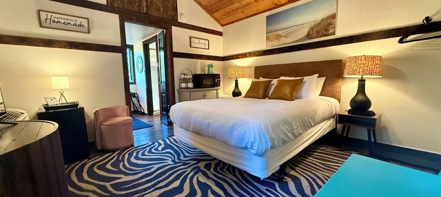 Happy Hideaway in our charming cabin in historic Eureka Springs with jacuzzi tub in Eureka Springs