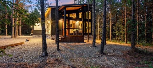 Happy Moon/Couples Cabin Nestled in the Woods in Broken Bow