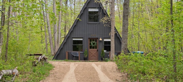 Higgins Haus, Cozy Modern A-Frame in Roscommon