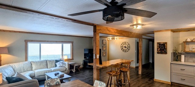 Hillcrest Hideaway: Spacious Mountain View Oasis in Hillcrest Mines