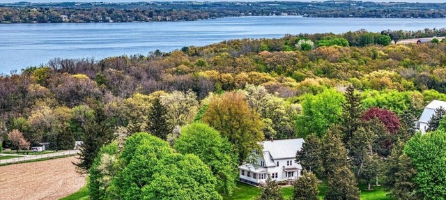 Hilltop Haven on Big Green Breathtaking Views in Markesan