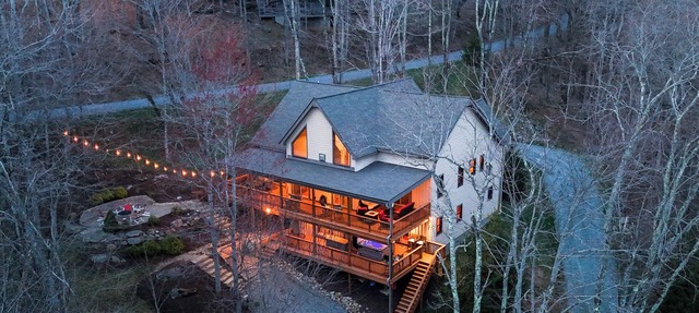 Huge Decks, Hot Tub, Fire Pit & Dog Friendly. Close to Boone and Banner Elk. in Seven Devils