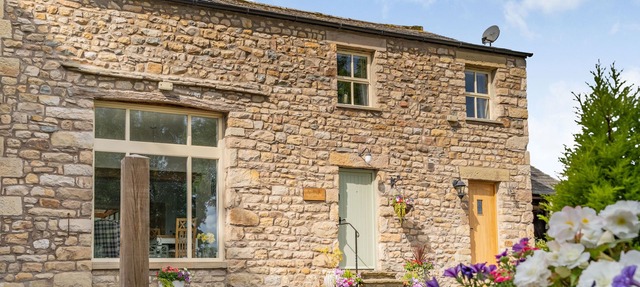 INGLEBOROUGH VIEW, romantic, character holiday cottage in Hornby in Carnforth