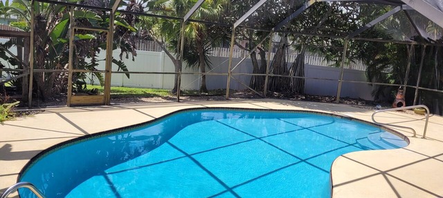 Intimate Tropical Retreat🌞🌴Remodeled Home⛳️🏊🏼‍♀️Private Pool/Yard🏡🚘2Garage in Jupiter