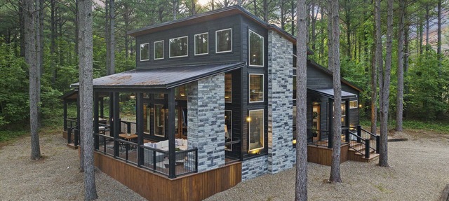 Into The Woods Cabin /Modern Family Cabin/Arcade, Hot Tub, Playset in Broken Bow