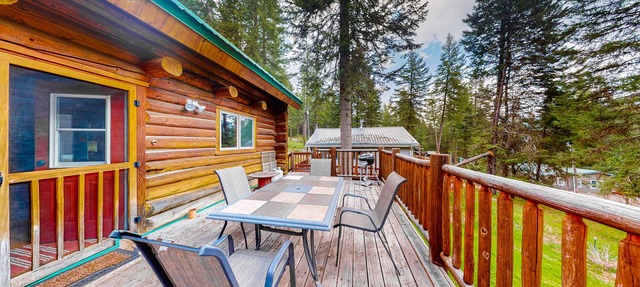 Inviting cabin with mountain view, fireplace, full kitchen, W/D, & back porch in Joseph