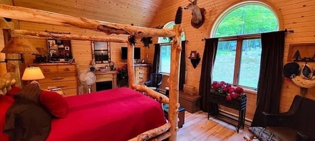 Iron River Luxury Cabin with dock, firepit & deck in Iron River