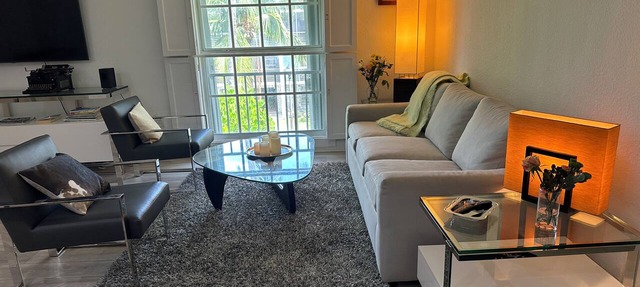 Key Biscayne 2 bedrooms sleeps 4 walk 2 beach shops in Key Biscayne