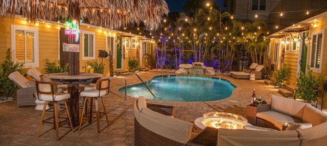 King Bed-Step to Madeira Beach-Heated Pool-Private in Madeira Beach