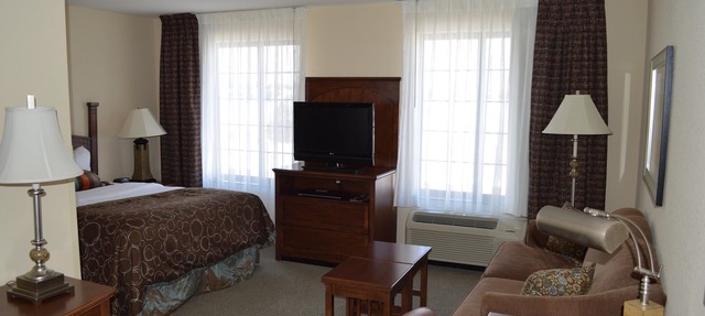 King Studio Suite w/Full Kitchen & Pool in Oconomowoc